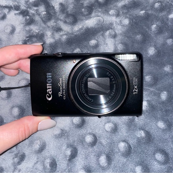 Canon PowerShot ELPH 360 HS Camera + Accessories - Picture 1 of 16